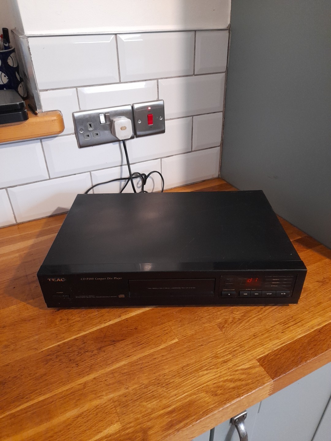 Vintage TEAC CD-P200 Compact Disc Player SPARES OR REPAIR