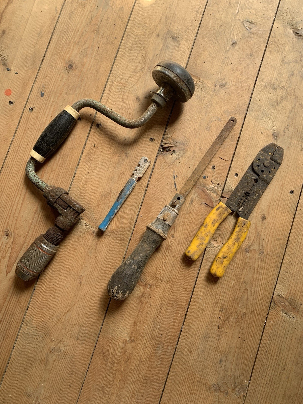 Rusty tools job lot Hand drill Display Man cave TV Prop restoration Metal VTG