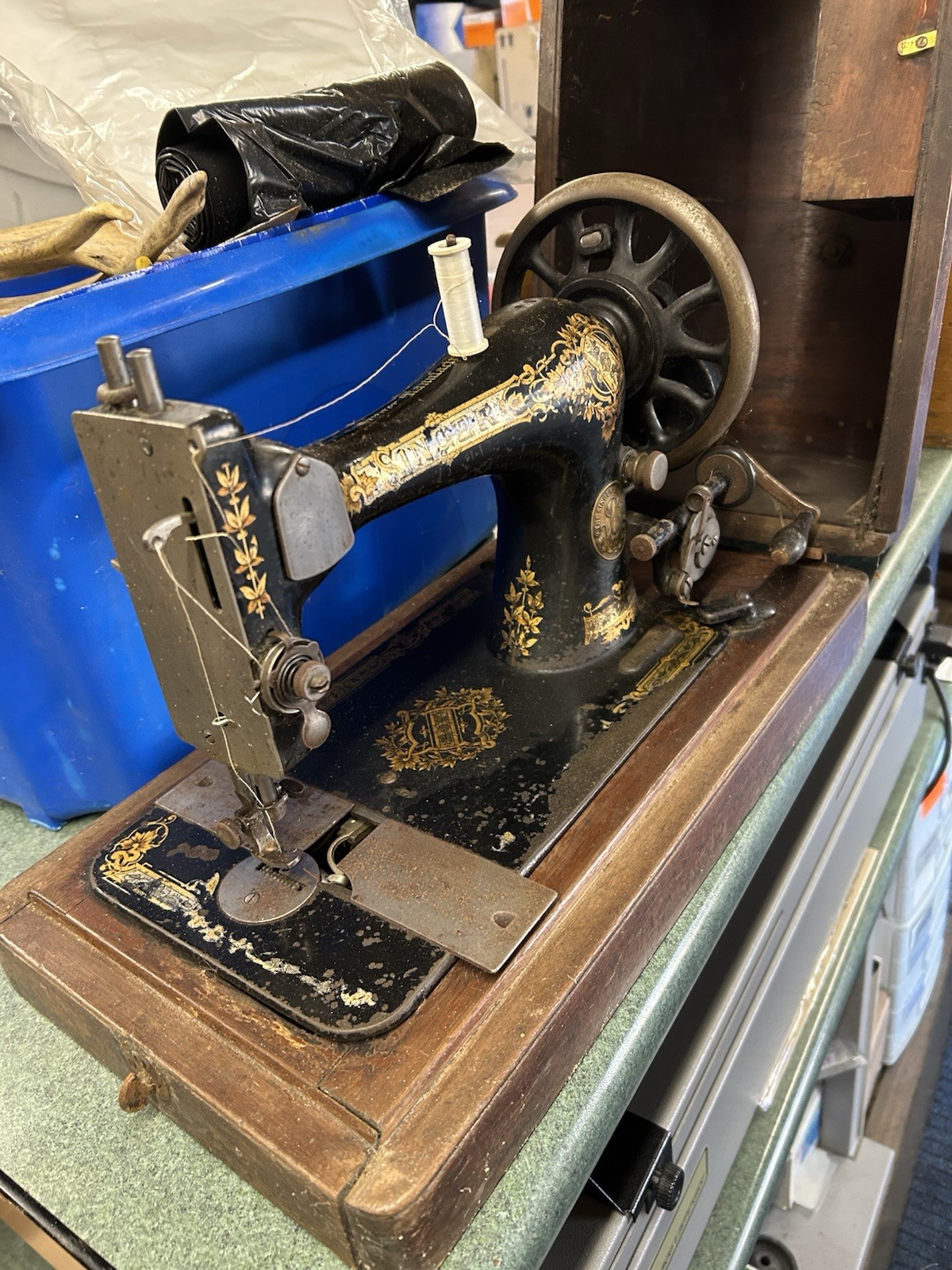 Vintage Antique Hand Cranked Singer Sewing Machine with Case needs restoration